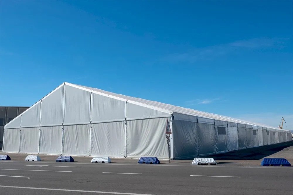 Bâtiment démontable installé en solution de continuité après sinistre