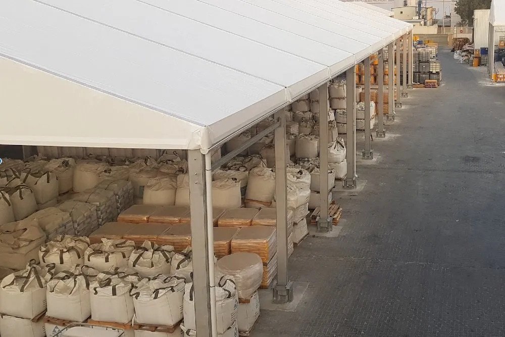 Structure de stockage démontable installée sur le parking d’une surface de vente