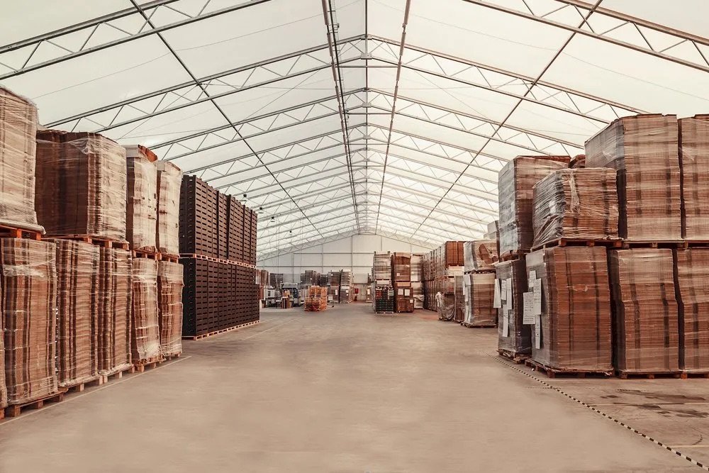 Bâtiment modulaire démontable abritant une zone de production industrielle