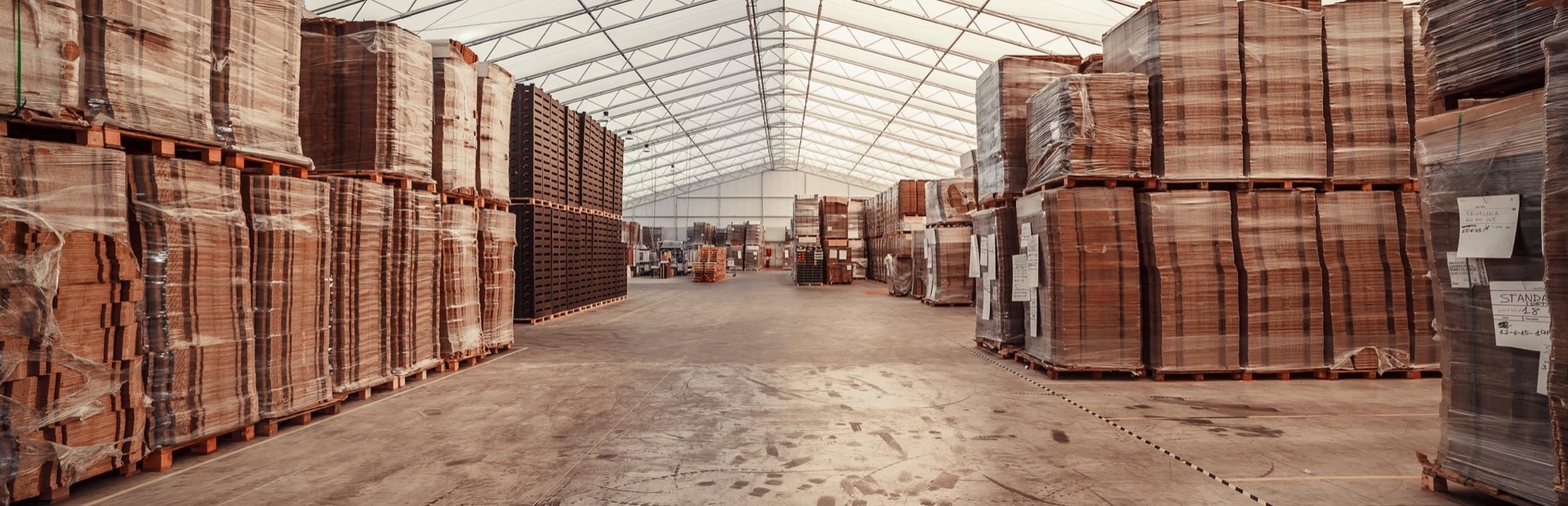 Intérieur d’un bâtiment modulaire démontable ESPACE STOCKAGE abritant des palettes de stockage