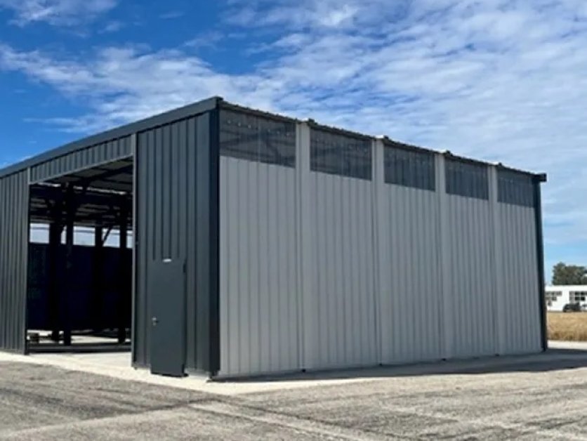 Bâtiment métallique préfabriqué ECOBATEX en cours d’exploitation