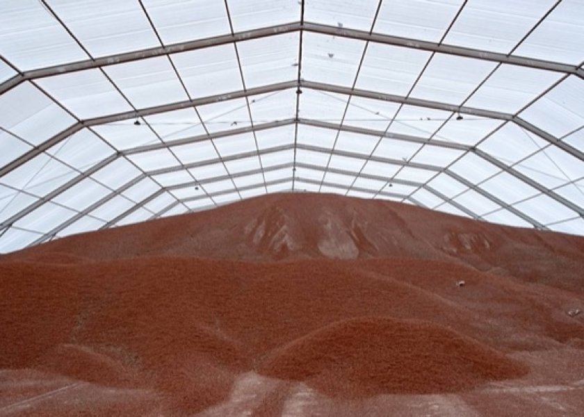 Couverture métallo-textile d’une zone de tri en centre de recyclage